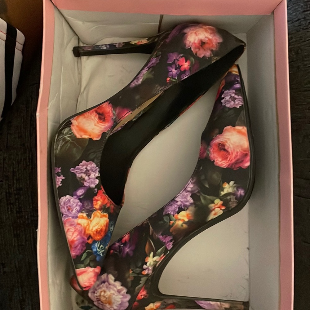 Floral heels size 8.5
